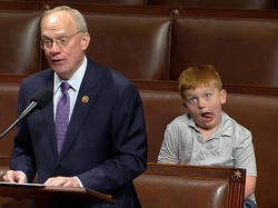 Aksi Bocah Viral, Bikin Ekspresi Lucu saat Ayah Pidato di Kongres AS