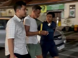 Naik Motor Ugal-ugalan dan Aniaya Warga Gianyar, Bule Ditangkap Polisi
