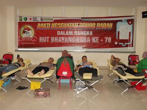 100 Polisi di Jakbar Donorkan Darah Sambut Hari Bhayangkara ke-78