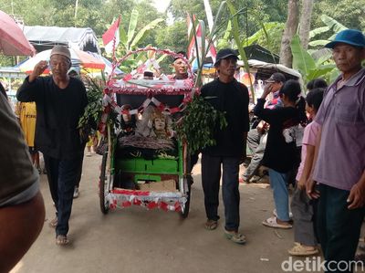 Potret Sakralnya Kirab Pengantin Padi di Indramayu