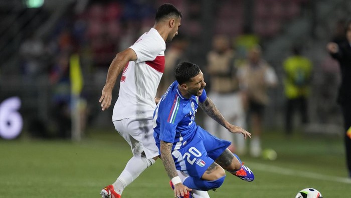 Turkeys Zeki Celik, left, fouls Italys Mattia Zaccagni during the international friendly soccer match between Italy and Turkey at the Renato DallAra stadium in Bologna, Italy, Tuesday, June 4, 2024. (AP Photo/Antonio Calanni)