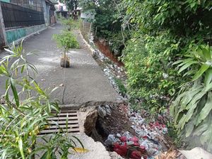 Jalan di Pasar Rebo Amblas, Warga Ngaku Sudah Lapor ke Lurah-Camat Jalan di Pasar Rebo Amblas, Warga Ngaku Sudah Lapor ke Lurah-Camat