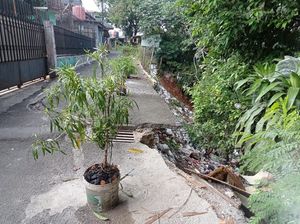 Warga Pasar Rebo Jaktim Keluhkan Jalan Ambles, Harap Pemprov Segera Perbaiki