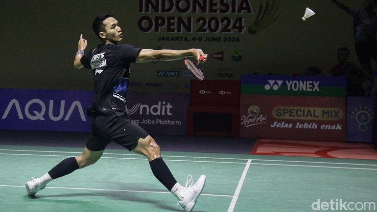 Di nomor tunggal putra ada duel Indonesia vs Malaysia. Itu adalah Jonatan Christie vs Leong Jun Hao. Jonatan Christie kalah di gim pertama 13-21, bangkit comeback di gim kedua 21-16, dan 12-21.