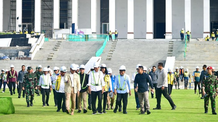 Jokowi cek Istana Negara di IKN. Jokowi cek Istana Negara di IKN.