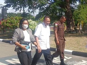 Jonas Salean Diperiksa 8 Jam Terkait Korupsi Pengalihan Aset Pemkab Kupang Jonas Salean Diperiksa 8 Jam Terkait Korupsi Pengalihan Aset Pemkab Kupang