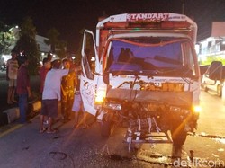 Truk Vs Kendaraan Misterius di Jalan Jogja-Solo Klaten, Sopir Sempat Terjepit