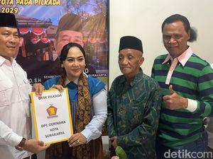 Didampingi Hercules, Ketua Relawan Prabowo-Gibran Diah Daftar Cawalkot Solo Didampingi Hercules, Ketua Relawan Prabowo-Gibran Diah Daftar Cawalkot Solo