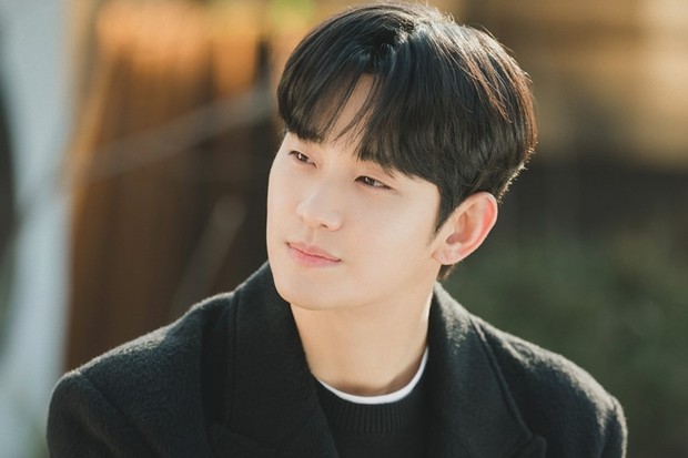Kim Soo Hyun di drakor Queen of Tears (2024)/Foto: Instagram @goldmedalist_official