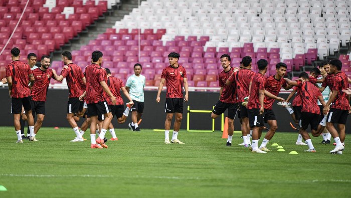 Pemain Timnas Indonesia melakukan latihan jelang pertandingan Kualifikasi Piala Dunia 2026 di Stadion Utama Gelora Bung Karno, Senayan, Jakarta, Rabu (5/6/2024). Timnas Indonesia akan melawan Timnas Irak pada pertandingan ke-5 Grup F Kualifikasi Piala Dunia 2026, Kamis 6 Juni 2024. ANTARA FOTO/Muhammad Adimaja/nym.