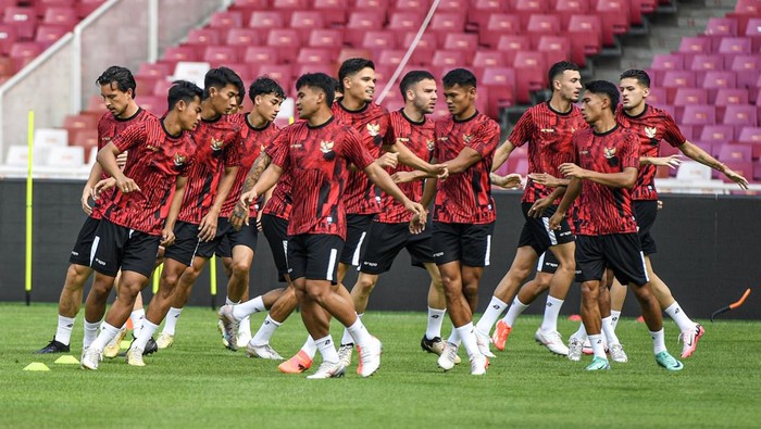 Latihan Timnas Indonesia jelang Kualifikasi Piala Dunia 2026 Pemain Timnas Indonesia melakukan latihan jelang pertandingan Kualifikasi Piala Dunia 2026 di Stadion Utama Gelora Bung Karno, Senayan, Jakarta, Rabu (5/6/2024). Timnas Indonesia akan melawan Timnas Irak pada pertandingan ke-5 Grup F Kualifikasi Piala Dunia 2026, Kamis 6 Juni 2024. ANTARA FOTO/Muhammad Adimaja/nym.