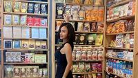 Makin Cantik di Usia 52 Tahun, Yuni Shara Doyan Makan Sate hingga Soto