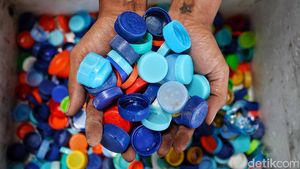 Melihat Penampungan Sampah Botol Plastik di Surabaya