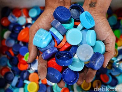 Melihat Penampungan Sampah Botol Plastik di Surabaya