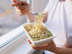 Jangan Sering-sering Makan Mie Instan, Ini 5 Bahayanya untuk Kesehatan
