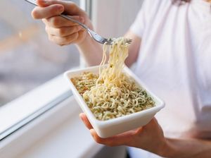 Jangan Sering-sering Makan Mie Instan, Ini 5 Bahayanya untuk Kesehatan Jangan Sering-sering Makan Mie Instan, Ini 5 Bahayanya untuk Kesehatan