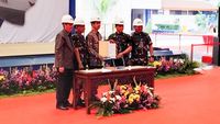 Momen Upacara Pemotongan Baja Pertama Kapal Fregat Buatan Lokal