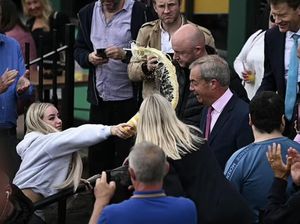 Viral Politikus Inggris Disiram Milkshake, Pelakunya Ternyata Model OnlyFans