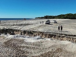 Momen Langka, Ranger dan Turis Saksikan Garis Pantai Runtuh