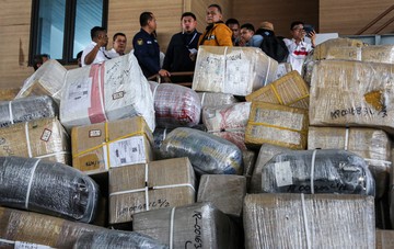 Penampakan 20 Ribu Paket Kiriman PMI Menumpuk di Gudang