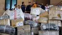 Penampakan 20 Ribu Paket Kiriman PMI Menumpuk di Gudang