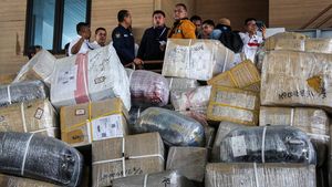 Penampakan 20 Ribu Paket Kiriman PMI Menumpuk di Gudang