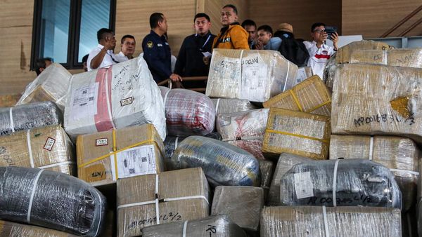 Penampakan 20 Ribu Paket Kiriman PMI Menumpuk di Gudang