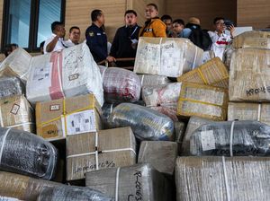 Penampakan 20 Ribu Paket Kiriman PMI Menumpuk di Gudang Penampakan 20 Ribu Paket Kiriman PMI Menumpuk di Gudang