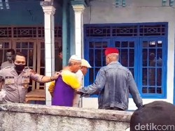 Penampakan Tetangga yang Hantam Neni dengan Batu Saat Diamankan Polisi