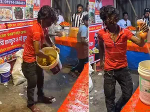 Mengaduk Makanan Pakai Ember Bekas Cat, Penjual Ini Viral Mengaduk Makanan Pakai Ember Bekas Cat, Penjual Ini Viral