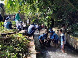 Peringati Hari Lingkungan Hidup, Ratusan Warga Klaten Bersih-bersih Irigasi
