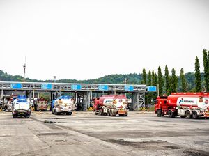 Pertamina Kerahkan Kapal dan Mobil Tangki Amankan BBM di Labuan Bajo Pertamina Kerahkan Kapal dan Mobil Tangki Amankan BBM di Labuan Bajo