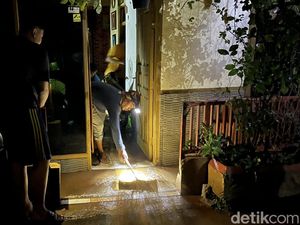 Tangis Warga Usai Pipa PDAM di Bandung Pecah dan Hancurkan Rumah Tangis Warga Usai Pipa PDAM di Bandung Pecah dan Hancurkan Rumah