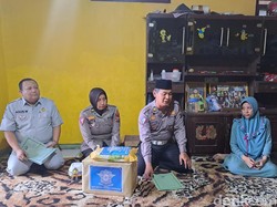 Polisi Santuni Keluarga Korban Kecelakaan di Jombang