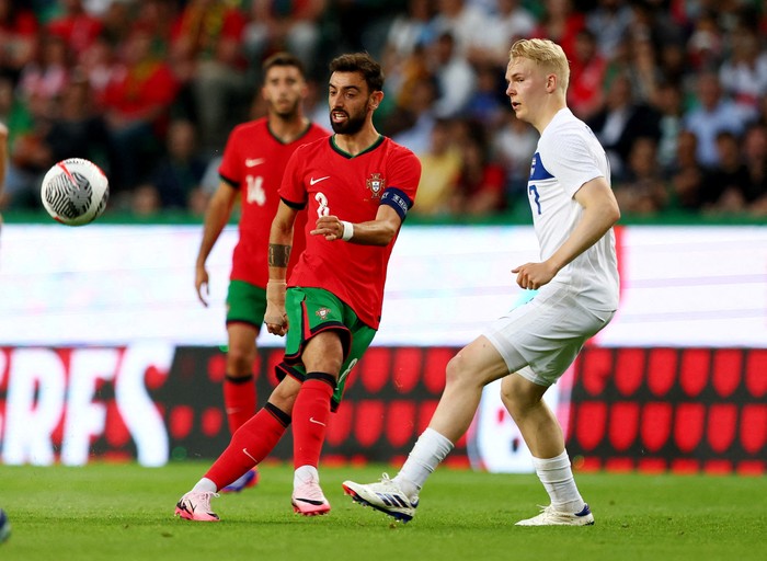 Soccer Football - International Friendly - Portugal v Finland - Estadio Jose Alvalade, Lisbon, Portugal - June 4, 2024 Portugals Bruno Fernandes scores their third goal as Finlands Matti Peltola looks on REUTERS/Pedro Nunes REFILE - CORRECTING CAPTION