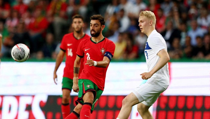 Soccer Football - International Friendly - Portugal v Finland - Estadio Jose Alvalade, Lisbon, Portugal - June 4, 2024 Portugals Bruno Fernandes scores their third goal as Finlands Matti Peltola looks on REUTERS/Pedro Nunes REFILE - CORRECTING CAPTION