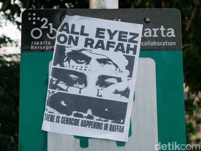 Poster Solidaritas Palestina Hiasi Fasilitas Publik di Jakarta