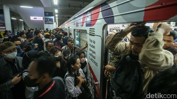 Potret 'Anker' Berdesakan di Stasiun Manggarai