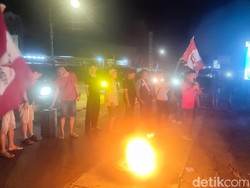 Protes Listrik Padam, Mahasiswa Lubuklinggau Bakar Ban di Depan Kantor PLN
