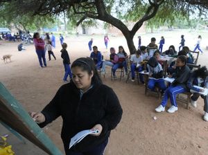 Ruang Kelas Terbatas, Siswa di Paraguay Belajar di Halaman Sekolah