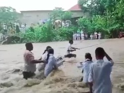 Ngeri! Siswa SMP di Buru Maluku Terobos Derasnya Sungai demi Bersekolah