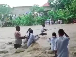 Ngeri! Siswa SMP di Buru Maluku Terobos Derasnya Sungai demi Bersekolah Ngeri! Siswa SMP di Buru Maluku Terobos Derasnya Sungai demi Bersekolah
