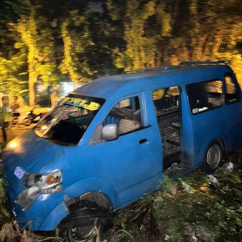 Sopir angkot di Bogor kabur usai tabrak 7 kendaraan, lalu ditangkap warga usai tabrak pohon