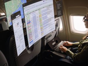 Melihat Wujud Laptop Tanpa layar Pertama di Dunia