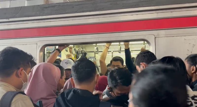 Suasana di Stasiun Depok Baru pada Rabu (5/6/2024)-(Rifka/detikcom)