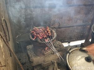 Harga Sate Kambing Mbah Is Rp 13 Ribu Seporsi Tak Naik Sejak 7 Tahun Lalu Harga Sate Kambing Mbah Is Rp 13 Ribu Seporsi Tak Naik Sejak 7 Tahun Lalu