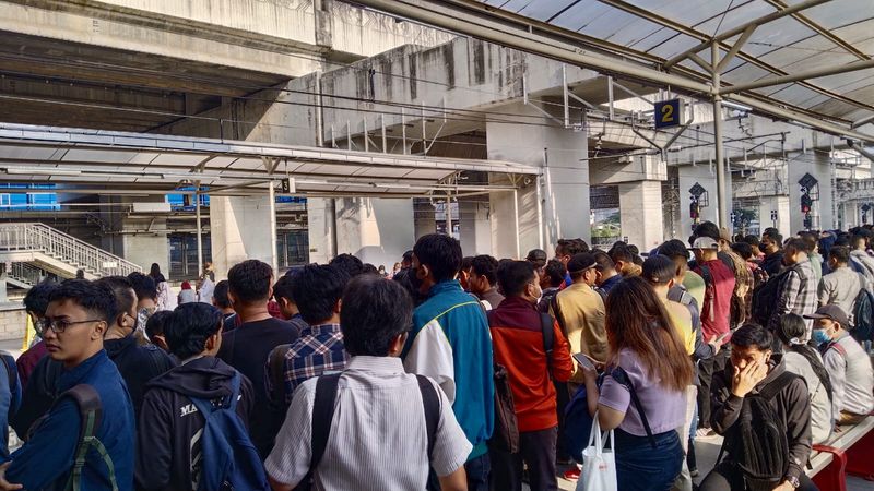 Suasana Stasiun Manggarai pada Rabu (5/6/2024)-(Ammar Rezqianto/detikcom)