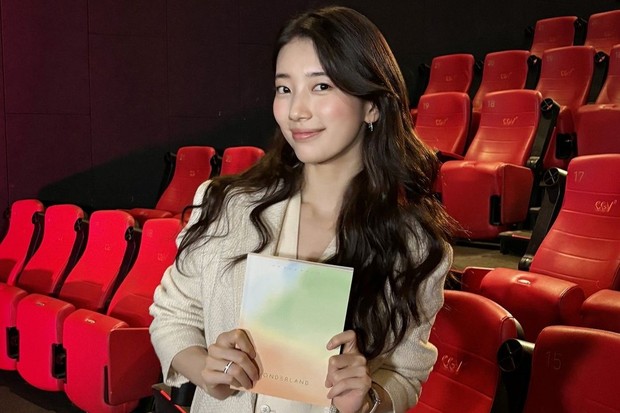Suzy di promosi film Wonderland (2024)/Foto: Instagram @skuukzky