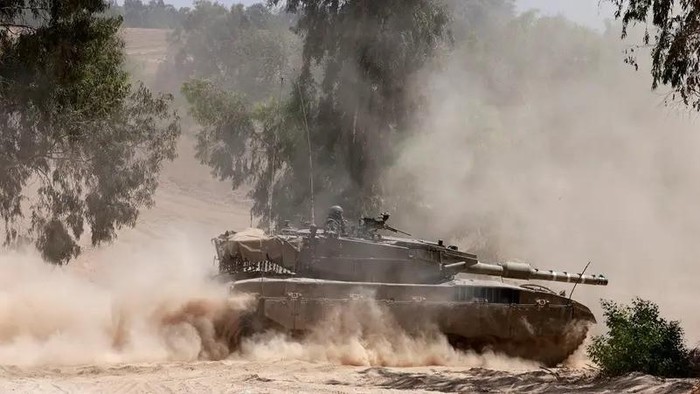 Tank militer Tel Aviv mengambil posisi di area perbatasan selatan Israel dengan Jalur Gaza An Israeli army tank takes position in an area of Israels southern border with the Gaza Strip on June 2, 2024, amid the ongoing conflict between Israel and the Palestinian militant group Hamas. (AFP)