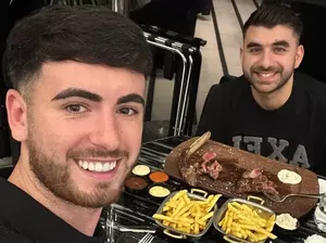 Demi Makan Steak Salt Bae Murah, Pria Ini Rela Terbang dari London ke Turki Demi Makan Steak Salt Bae Murah, Pria Ini Rela Terbang dari London ke Turki